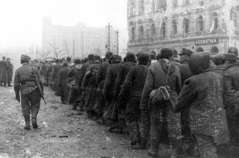 Német-magyar hadifoglyok a Széna téren a kitörés után